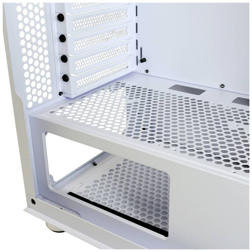 Binnenaanzicht van een wit computerbehuizing met een open, geventileerde structuur ter ondersteuning van de koeling van componenten.