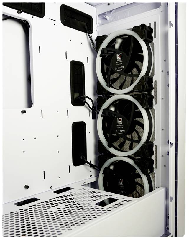 De afbeelding toont de binnenkant van een wit computerbehuizing met drie verticaal gemonteerde ventilatoren in een compartiment, verbonden met kabels.