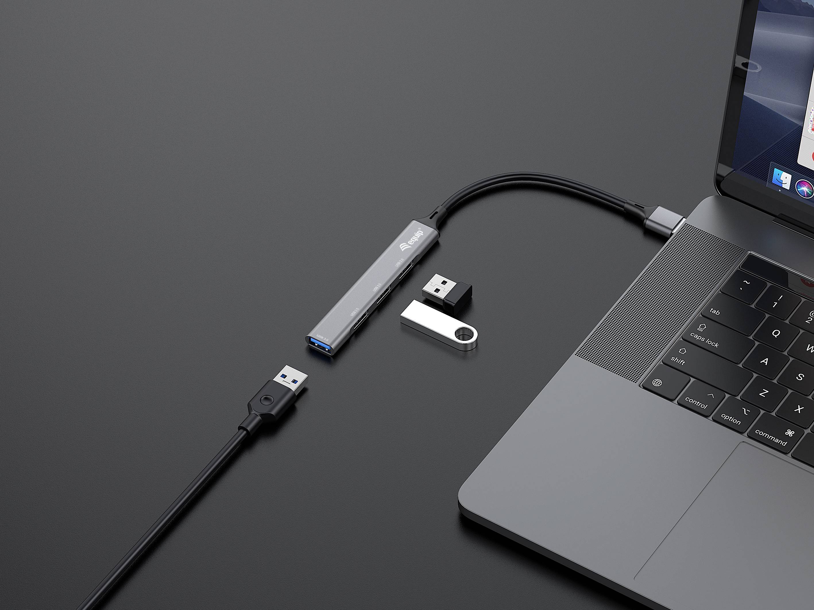 USB-hub is aangesloten op een laptop, meerdere USB-sticks zijn ingeplugd. De laptop heeft een geopende applicatie.