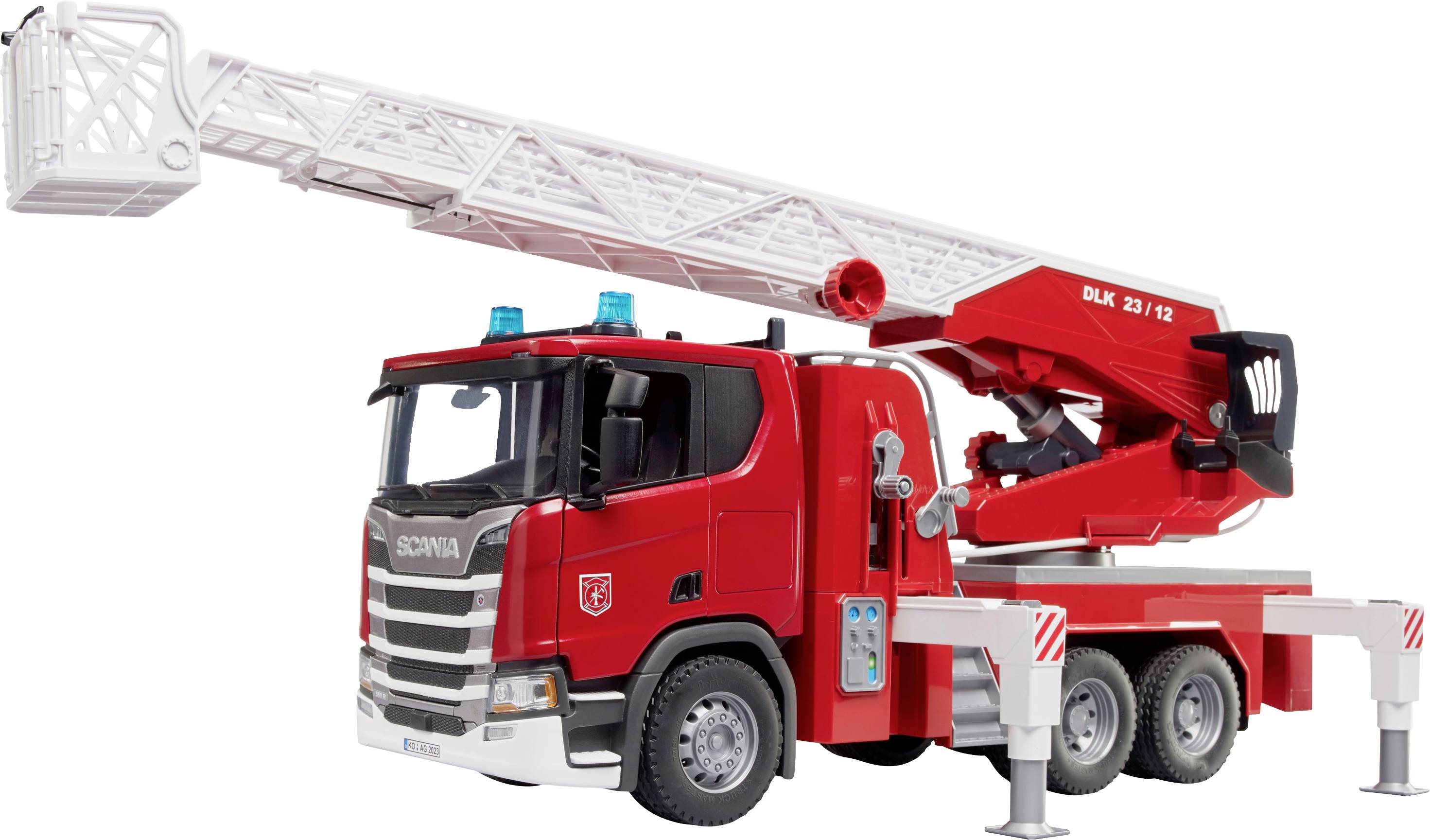 Een rode speelgoed-brandweerwagen met uitgeschoven ladder, die wordt gebruikt voor reddingsacties.