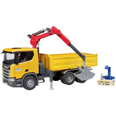 Speelgoed-vrachtwagen met een gele laadvloer en een rode kraan. Ernaast een kleine blauwe machine en een pallet.