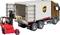 Een vorkheftruck laadt een pallet in een UPS-vrachtwagen. De vrachtwagen is bruin en wit met het UPS-logo, de vorkheftruck is rood.