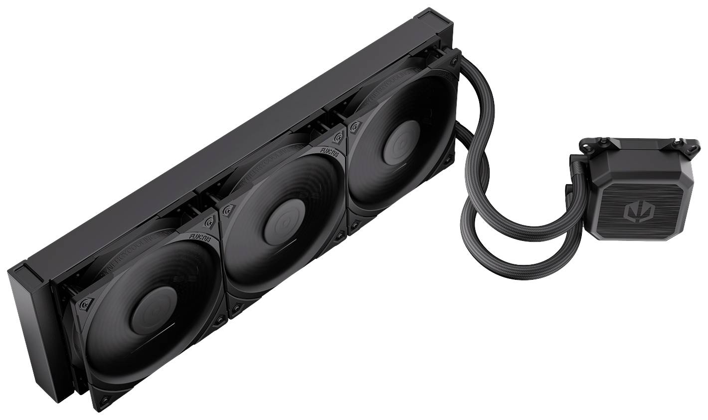 Een zwarte pc-waterkoeler met drie ventilatoren en een pomp die door slangen met elkaar verbonden zijn.