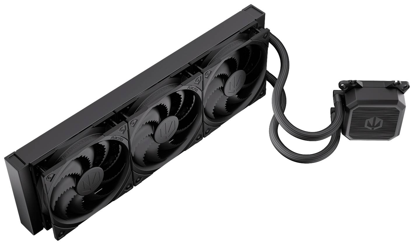 Zwarte waterkoelingsradiator met drie ventilatoren en aangesloten koelblok. Geschikt voor koeling van computerhardware.