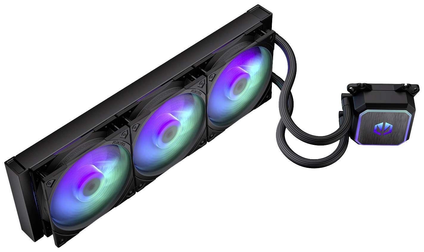 Drievoudige computerventilator met LED-verlichting in verschillende kleuren, verbonden met een zwart glanzende pomp.
