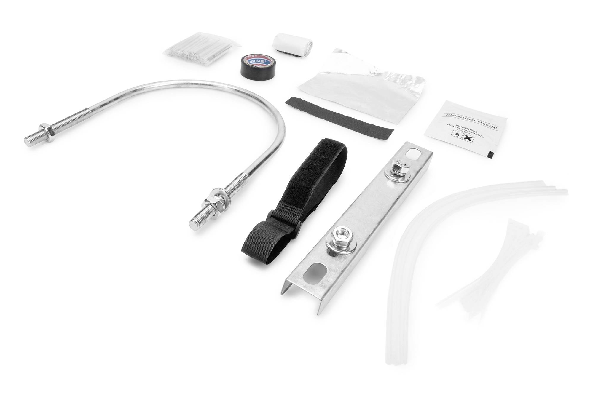 Accessoireset bestaande uit metalen stangen, klittenband, kabelbinders, isolatietape en montagemateriaal, geschikt voor fietsinstallatie.