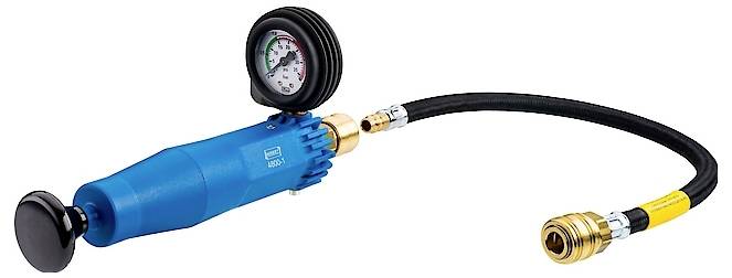 Een blauwe luchtdruk-bandenvuller met manometer en zwarte slang. Geschikt voor nauwkeurig oppompen en weergeven van de bandenspanning.