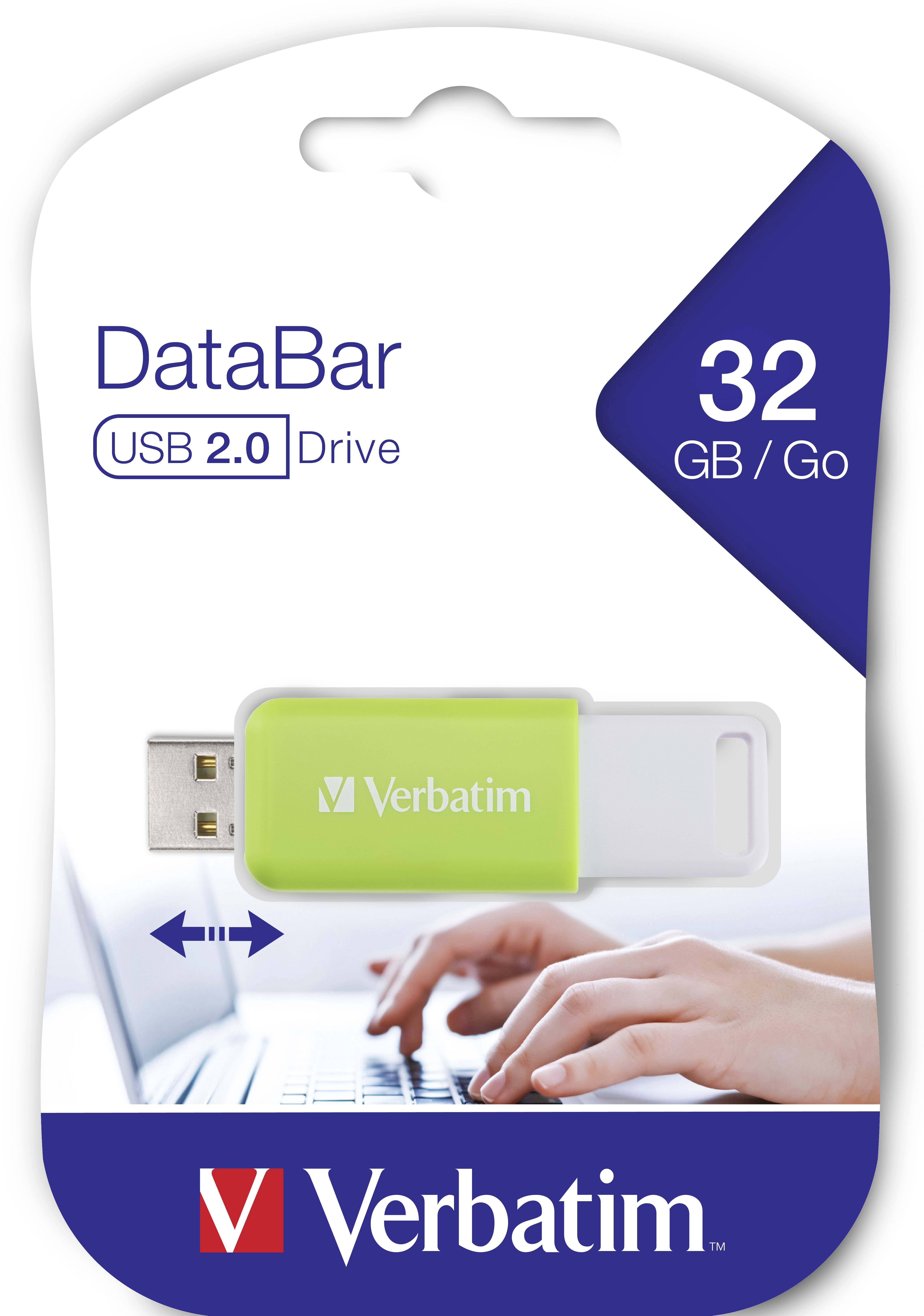 USB-stick van Verbatim, 32 GB, USB 2.0, in verpakking. Een hand tikt op een laptoptoetsenbord op de achtergrond.