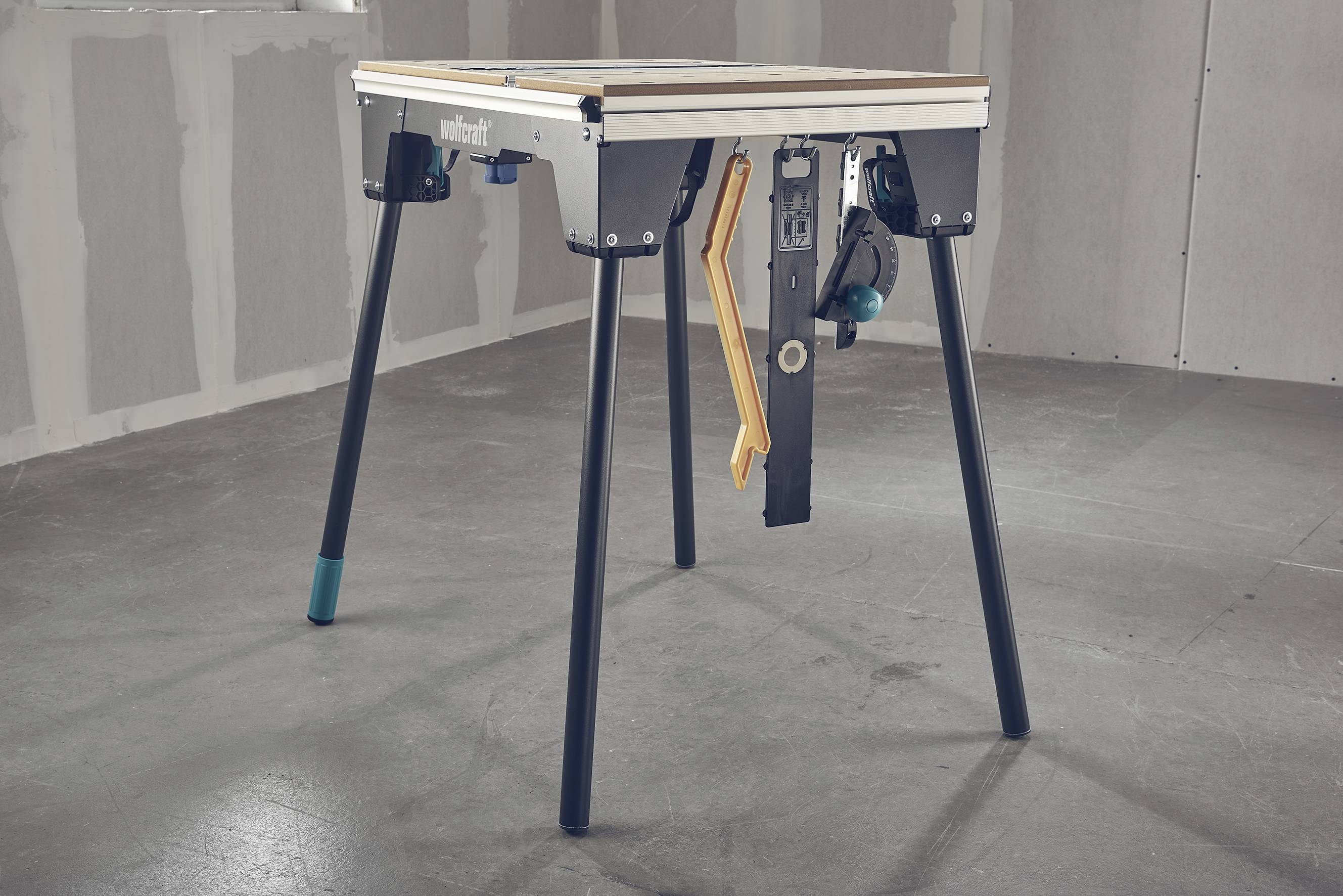 Een mobiele werktafel met inklapbare poten, geschikt voor verschillende ambachtelijke werkzaamheden in een werkplaatsomgeving.