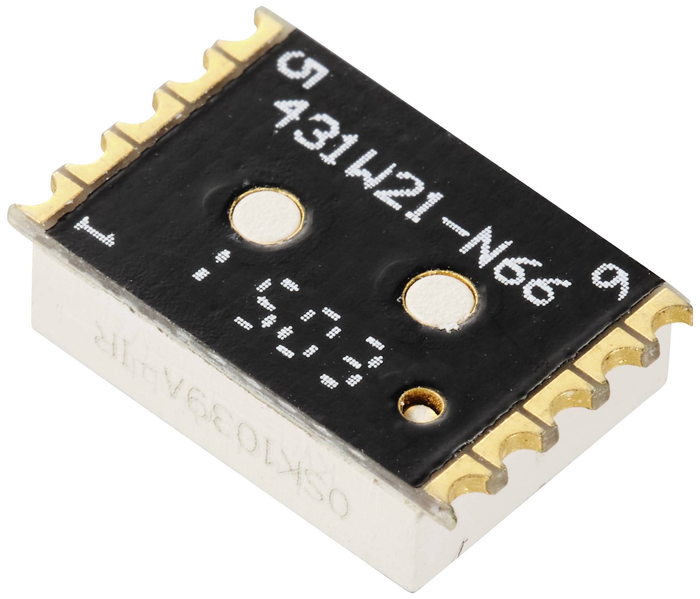 Een elektronische chip met goudkleurige contacten en een zwart oppervlak, daarop de witte markering '431W21-N66'.