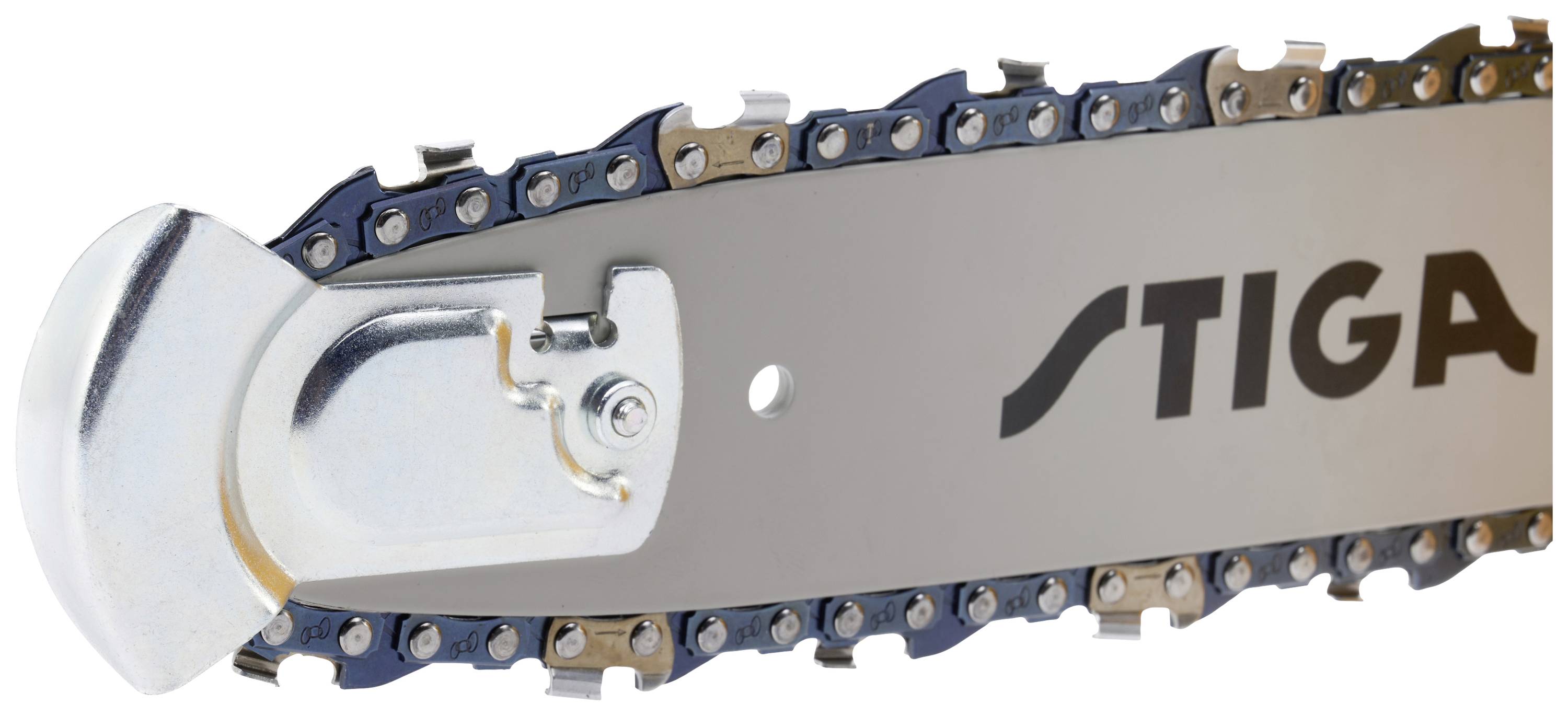 Kettingzaag met ketting en zwaard van het merk Stiga. Hij toont de scherpte en constructie van de metalen zaagketting.