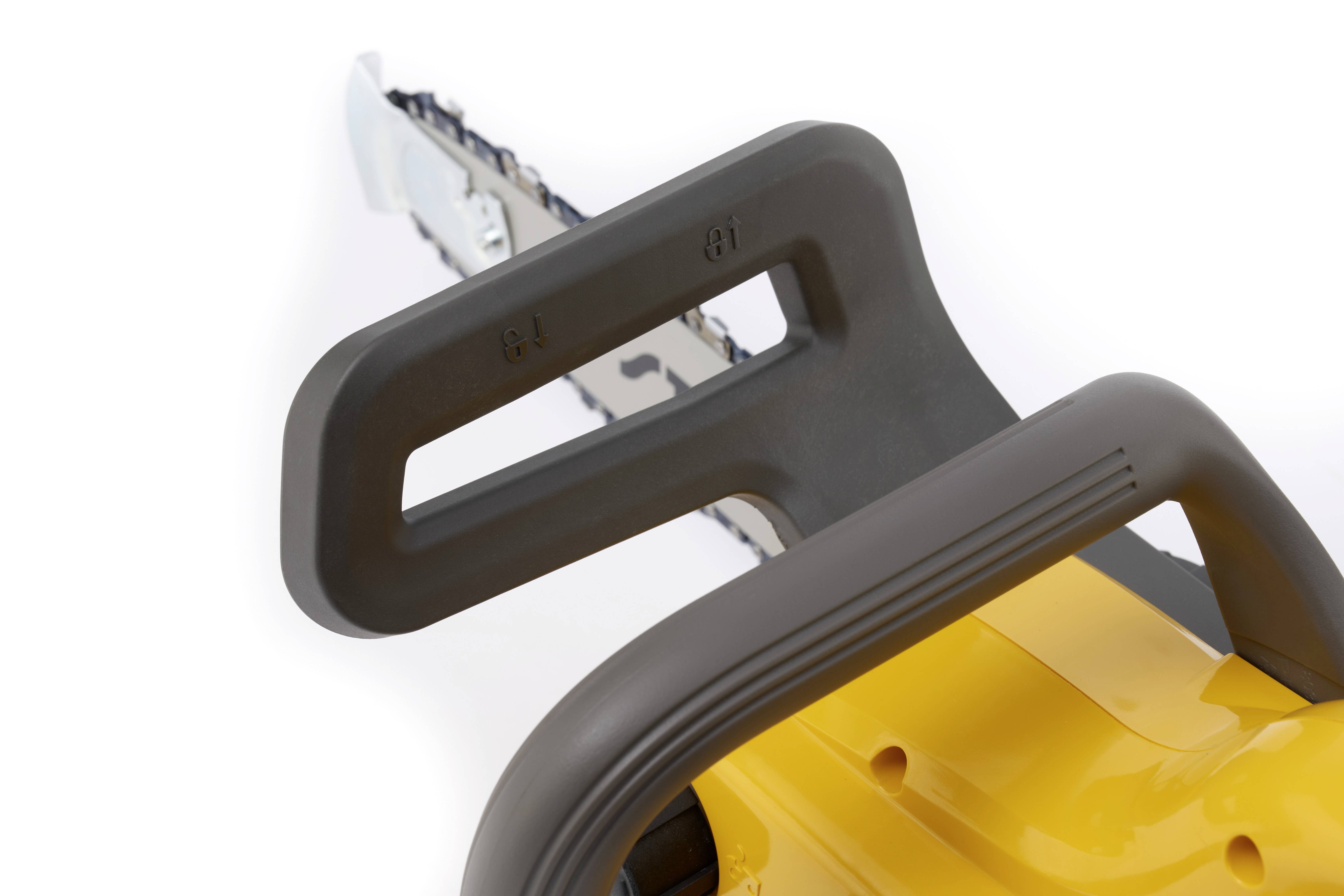 Een deel van een gele motorzaag is zichtbaar, inclusief de handgreep en de ketting, die rust op een witte ondergrond.