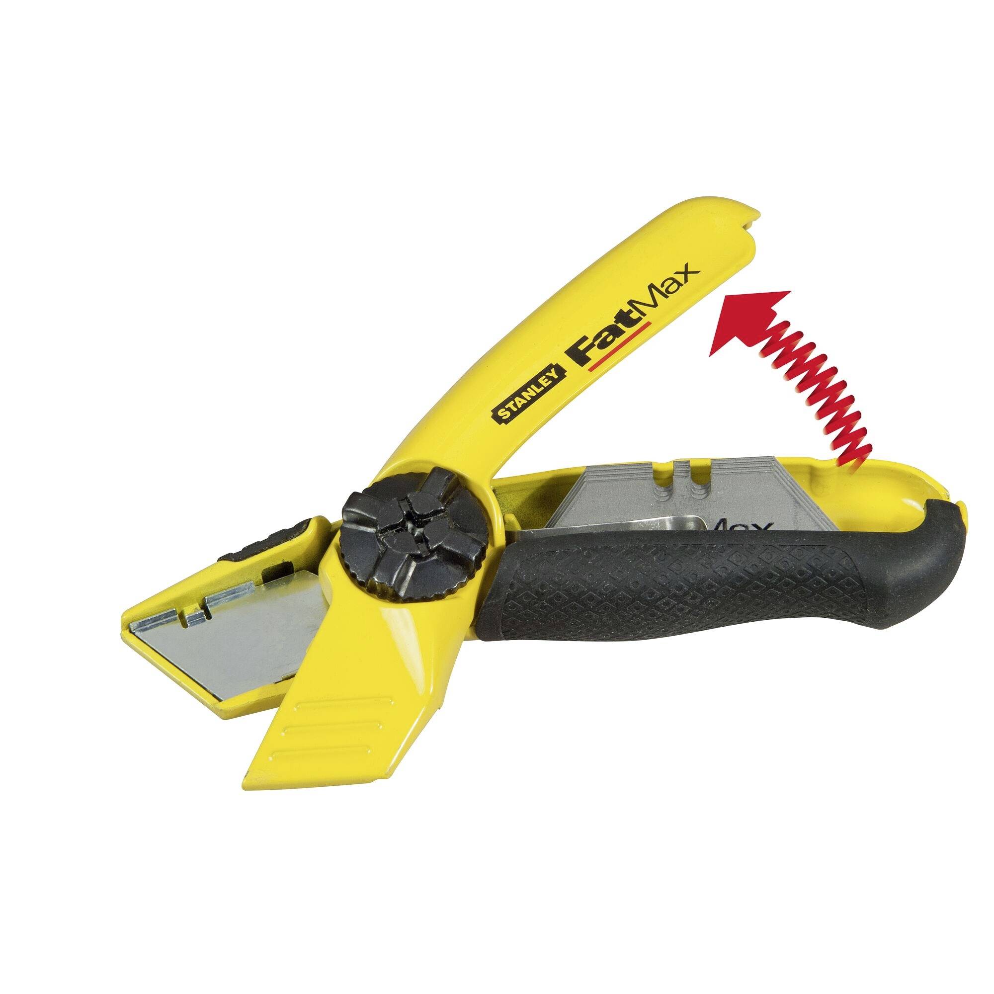 Een geel Stanley FatMax cuttermes met zwarte handgreep en open meshouder. Een pijl toont de beweging voor het uitschuiven van het lemmet.