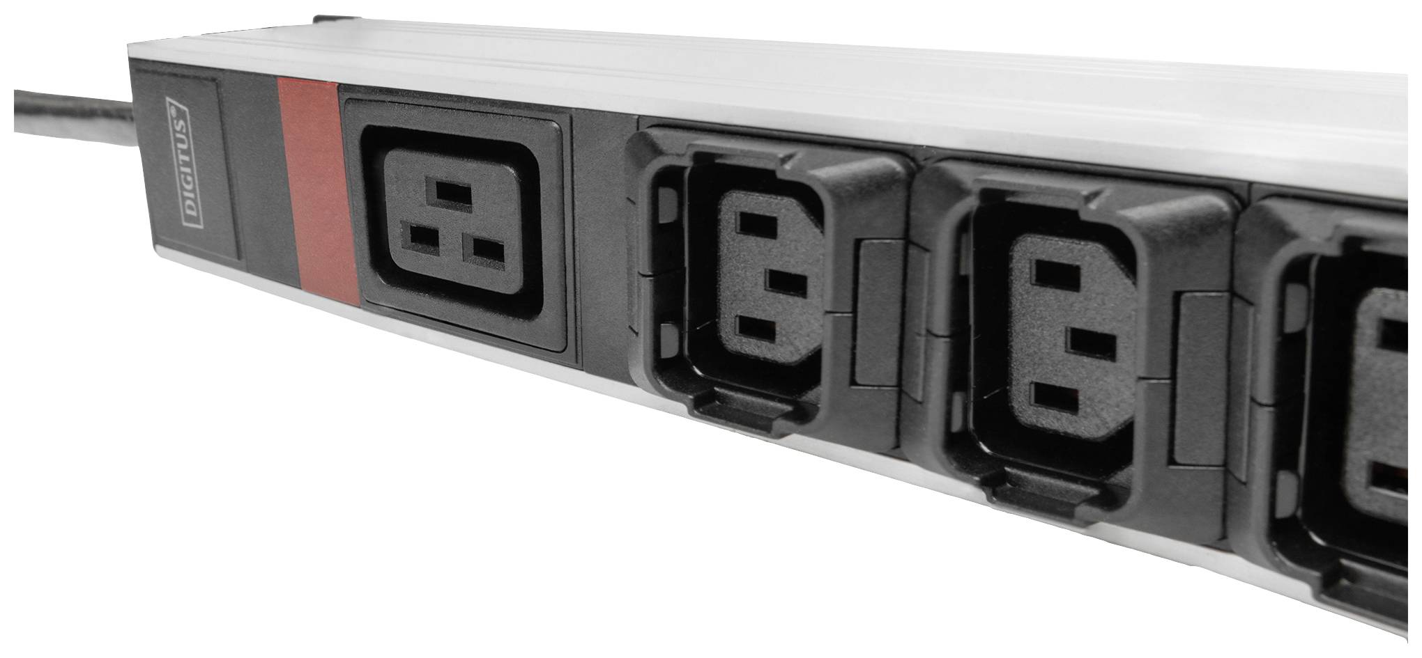 Stekkerdoos met meerdere aansluitingen, geschikt voor gebruik in serverracks of IT-omgevingen.
