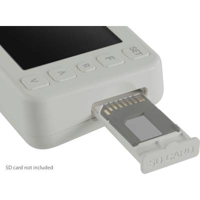 Een wit elektronisch apparaat met een display en vier knoppen. Een SD-kaart wordt gedeeltelijk in de kaartsleuf gestoken.