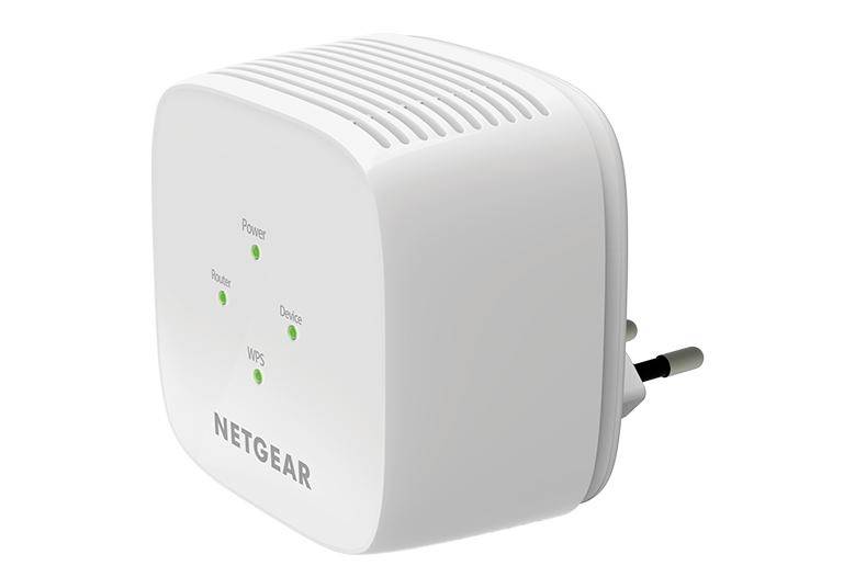 Een witte WLAN-repeater van Netgear met LED-indicatoren voor Power, Router, Apparaat en WPS, in een stopcontact gestoken.