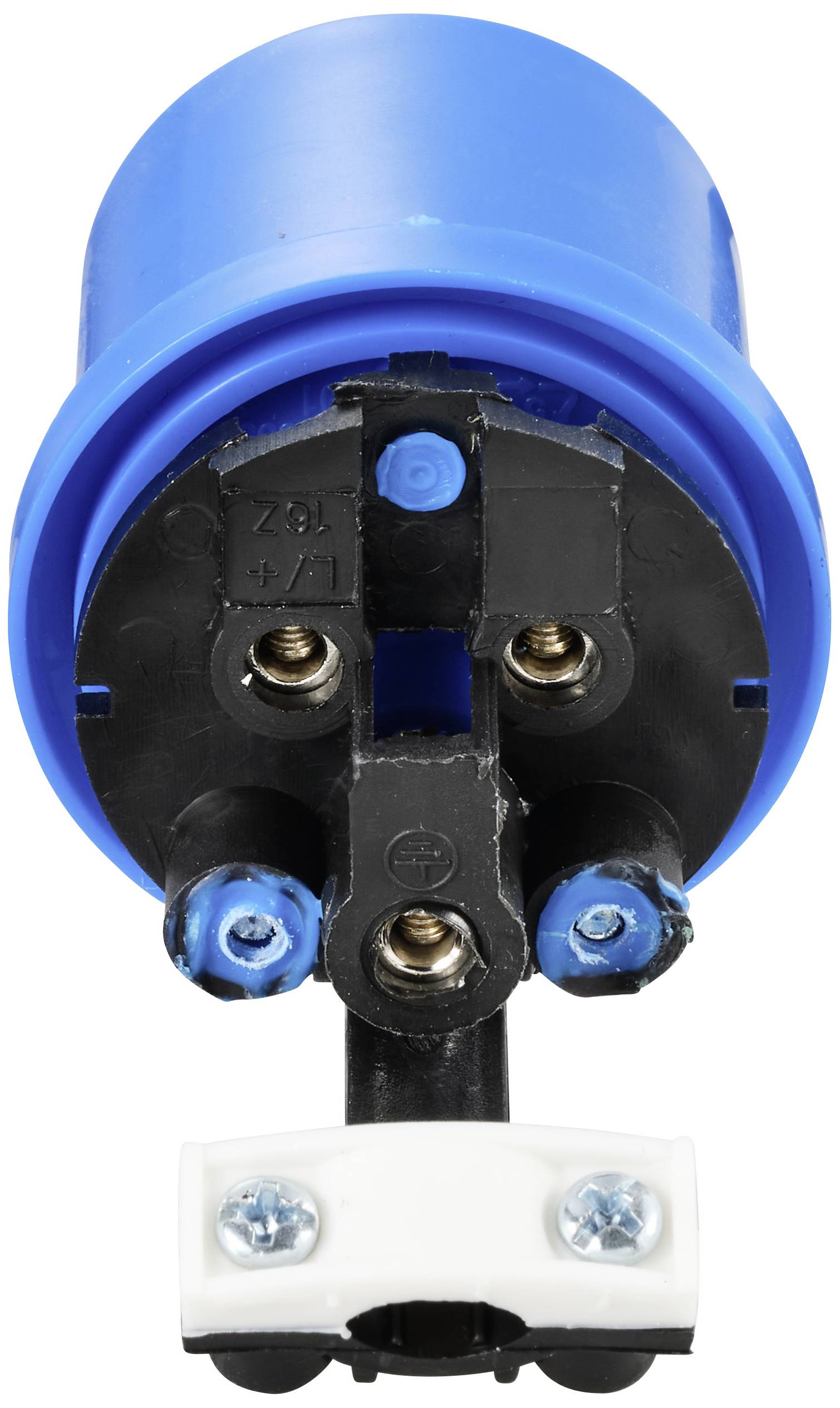 Een blauwe elektrische stekker met drie metalen contactpunten en schroeven, frontaal gefotografeerd.
