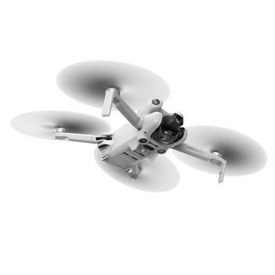 Een wit-grijze drone met drie rotoren zweeft in de lucht. Hij is compact en vertoont technologische details.