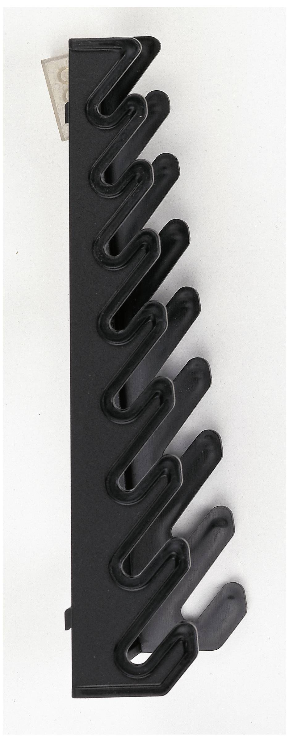 Een zwart messenrek met meerdere messleuven, verticaal gepositioneerd en gemaakt van stevig materiaal.