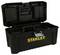 Open zwarte gereedschapskist met gedrukt 'Stanley'-logo, klapsluitingen en uitneembare lade. Ideaal voor het opbergen van gereedschap.