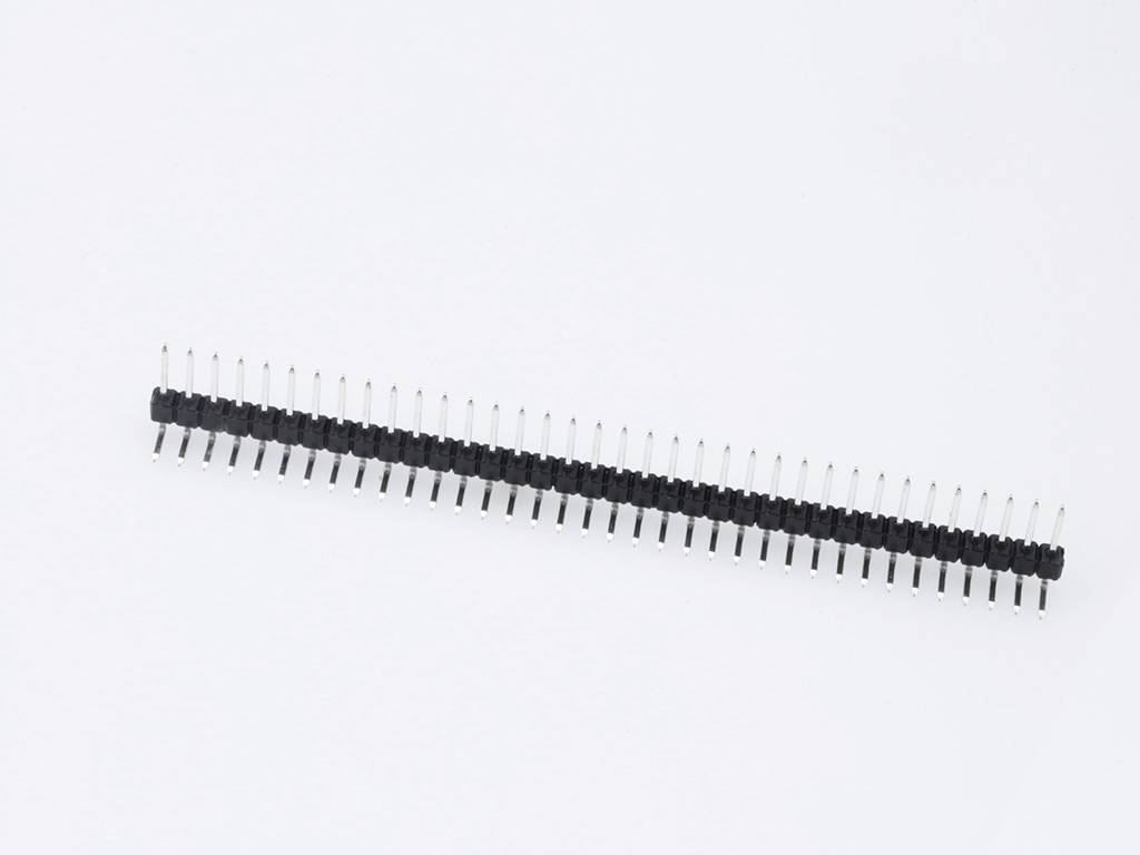 'Lange zwarte pinheader met meerdere metalen pinnen, horizontaal uitelijnd tegen een witte achtergrond.'