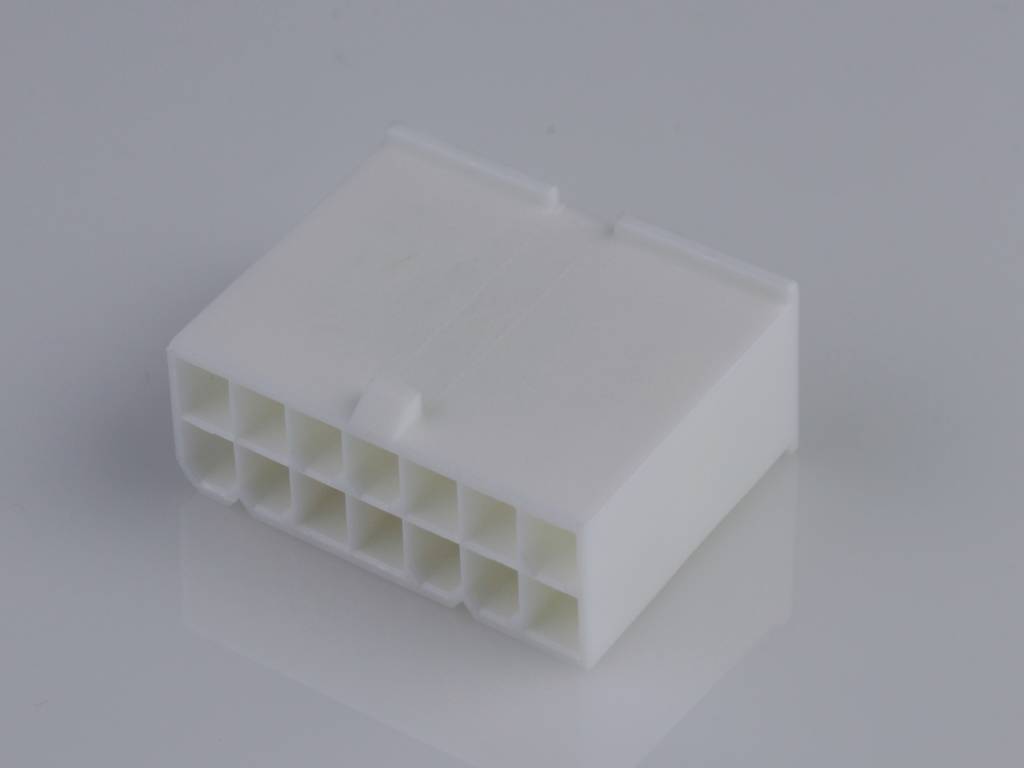 Een witte kunststof stekker met meerdere aansluitbussen, geschikt voor elektronische verbindingen, op een gladde oppervlakte.