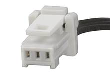 Witte, driepoldige stekkerverbinding met zwarte kabels; dient voor elektrische aansluiting in elektronische apparaten.