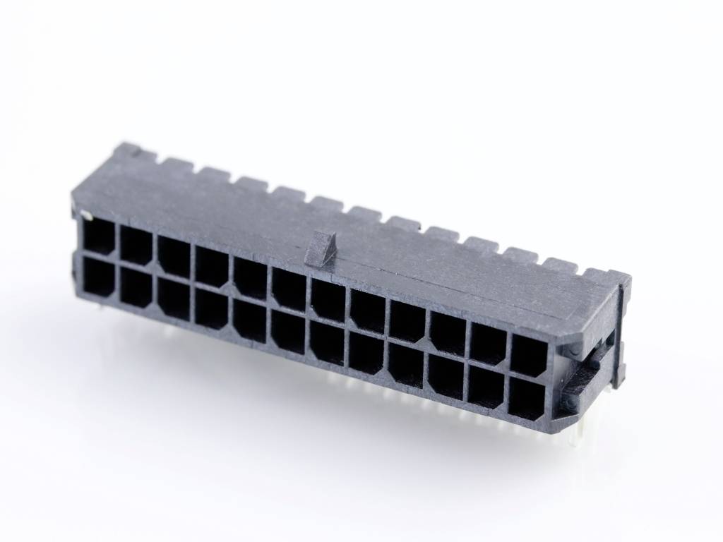 Zwarte computer-pin-aansluiting met 24 pinnen, gezien van opzij, tegen een witte achtergrond.