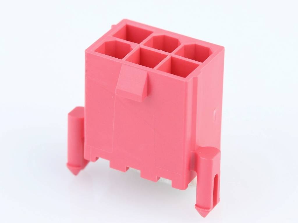 Roze kunststof doos met zes hoekige vakken bovenaan, staat op een gladde witte ondergrond.