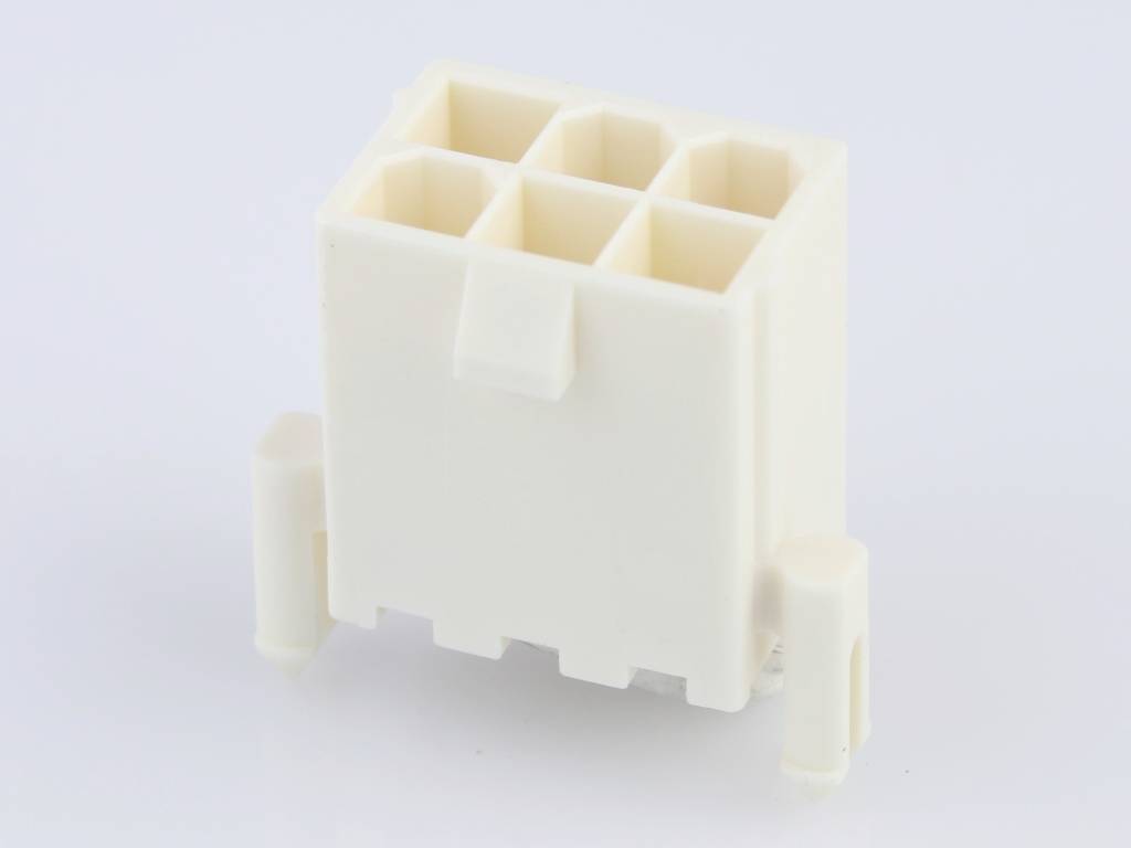 Een witte, zespolige kunststof stekker, rechthoekig, met twee zijdelingse clips, weergegeven op een witte achtergrond.