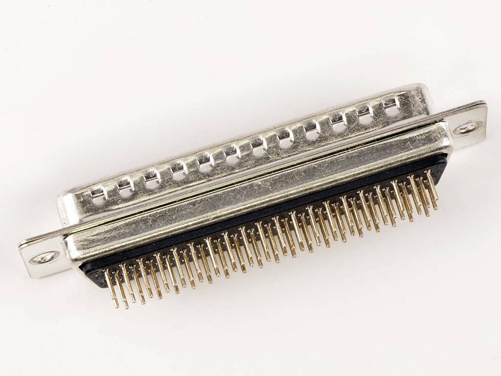 Een DB-50-connector met 50 metalen pinnen en zijdelingse bevestigingsogen op een witte achtergrond.
