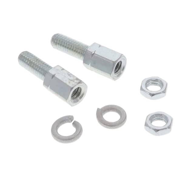 Twee zilveren schroeven met moeren en sluitringen op een witte achtergrond. Ideaal voor het bevestigen van metalen onderdelen.