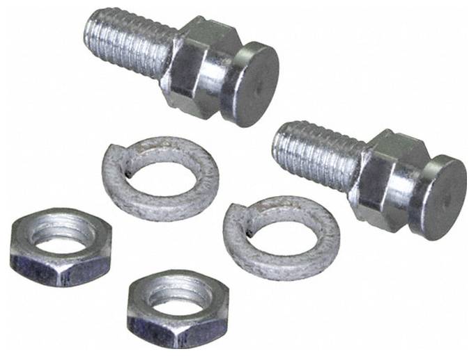 'Twee metalen bouten, twee ringen en twee moeren op een witte achtergrond.'