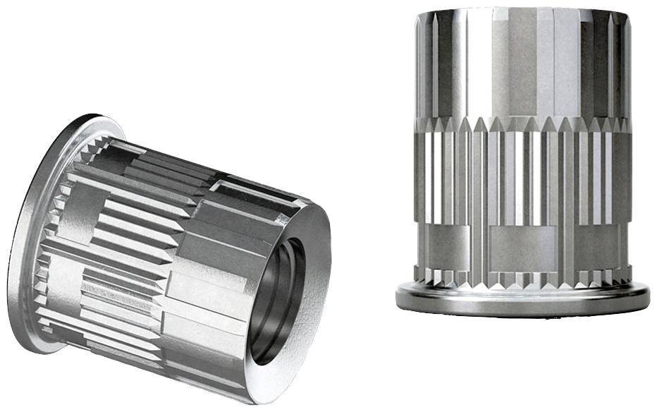 Twee zilveren metallische objecten met groeven en vertandingen, waarschijnlijk onderdelen in cilindrische vorm, tegen een witte achtergrond.