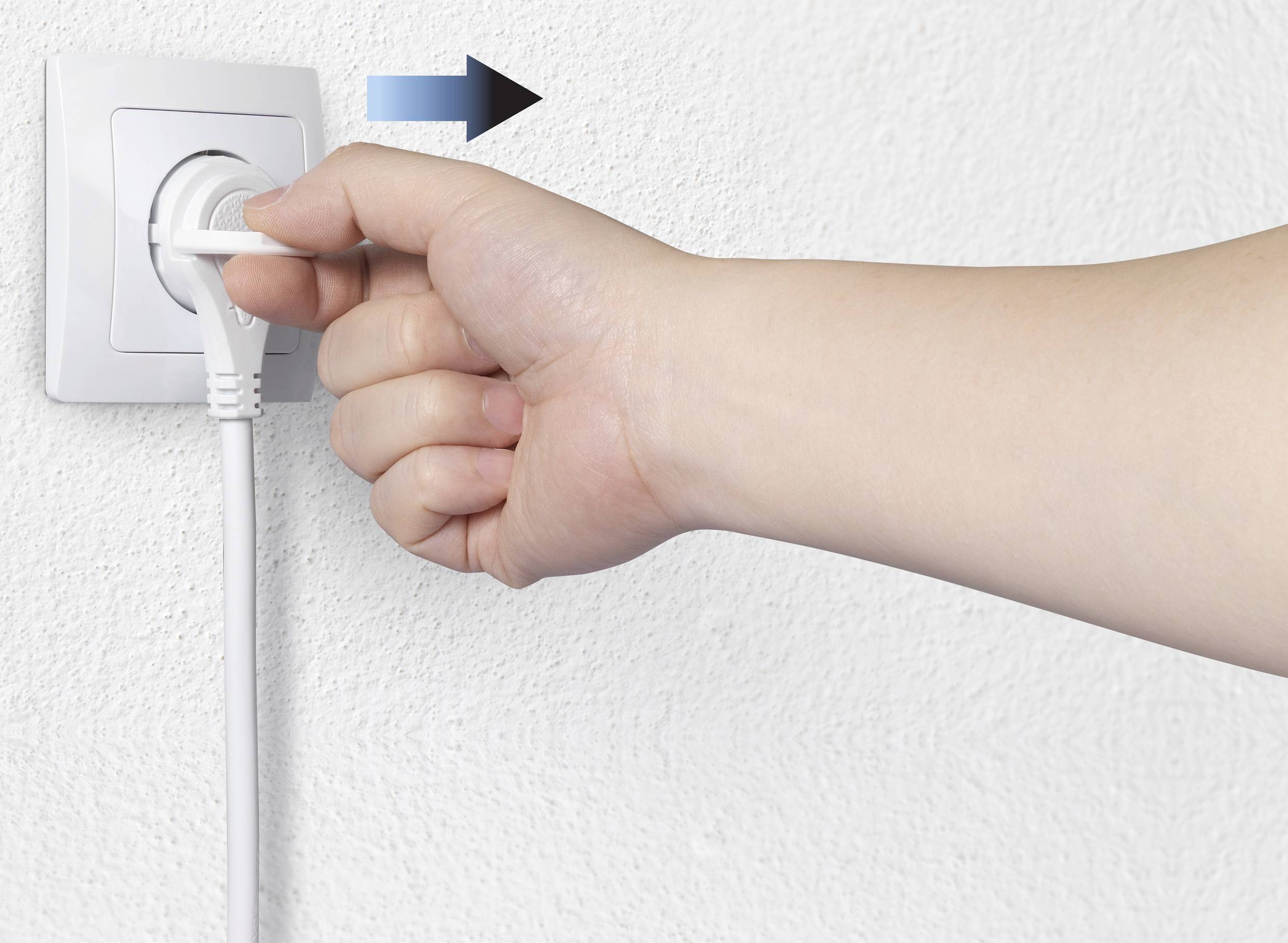 Een hand trekt een wit kabel uit een stopcontact. Een blauwe pijl wijst in de richting van de kabelbeweging.
