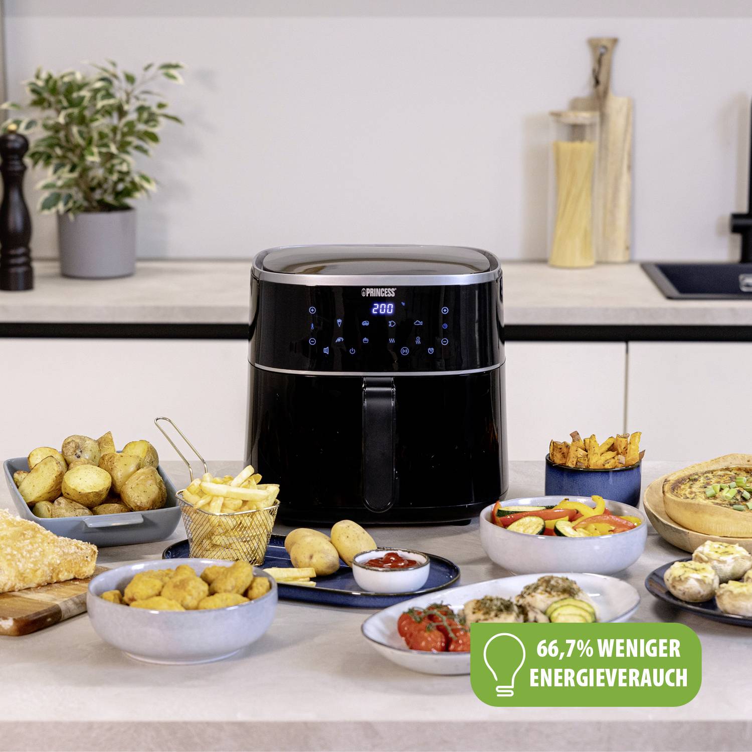 'Een keukenmachine in modern design op een werkoppervlak. Omringd door verschillende gerechten. Tekst over energiebesparing: 66,7% minder energieverbruik.'