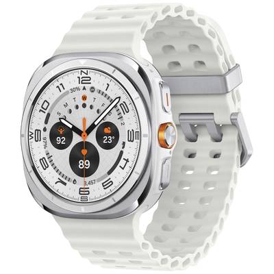 Een zilveren smartwatch met een wit bandje toont een analoog wijzerblad met digitale weergaven voor datum en hartslag.