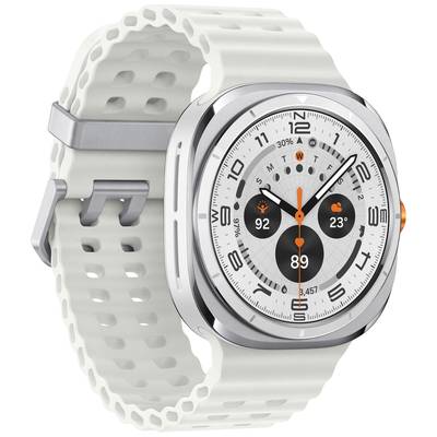 Een moderne smartwatch met een wit bandje, met een analoge wijzerplaatstijl en digitale weergaven voor fitnessgegevens en weer.
