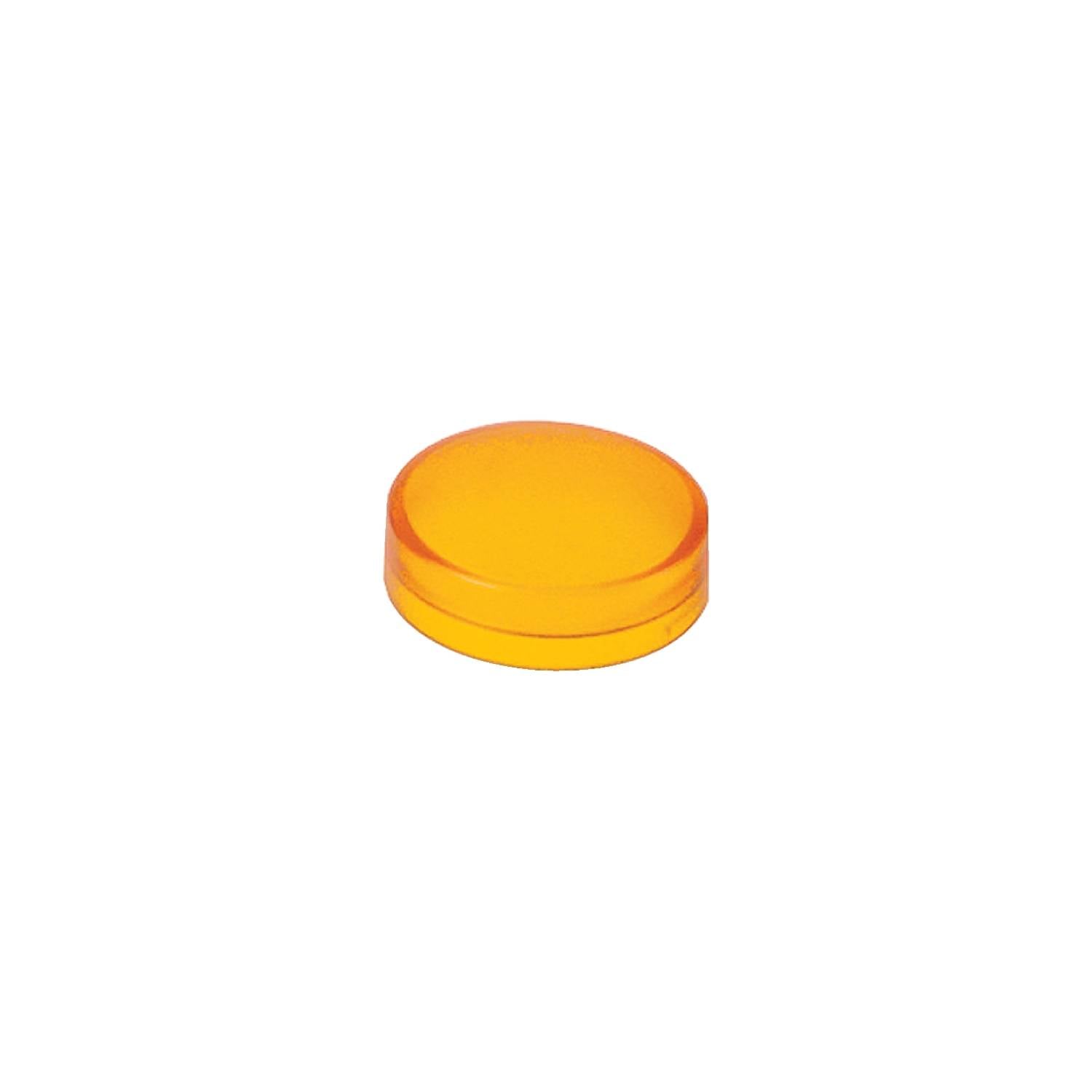 Een enkele, ronde, oranje plastic dop, gezien van bovenaf, op een witte achtergrond.