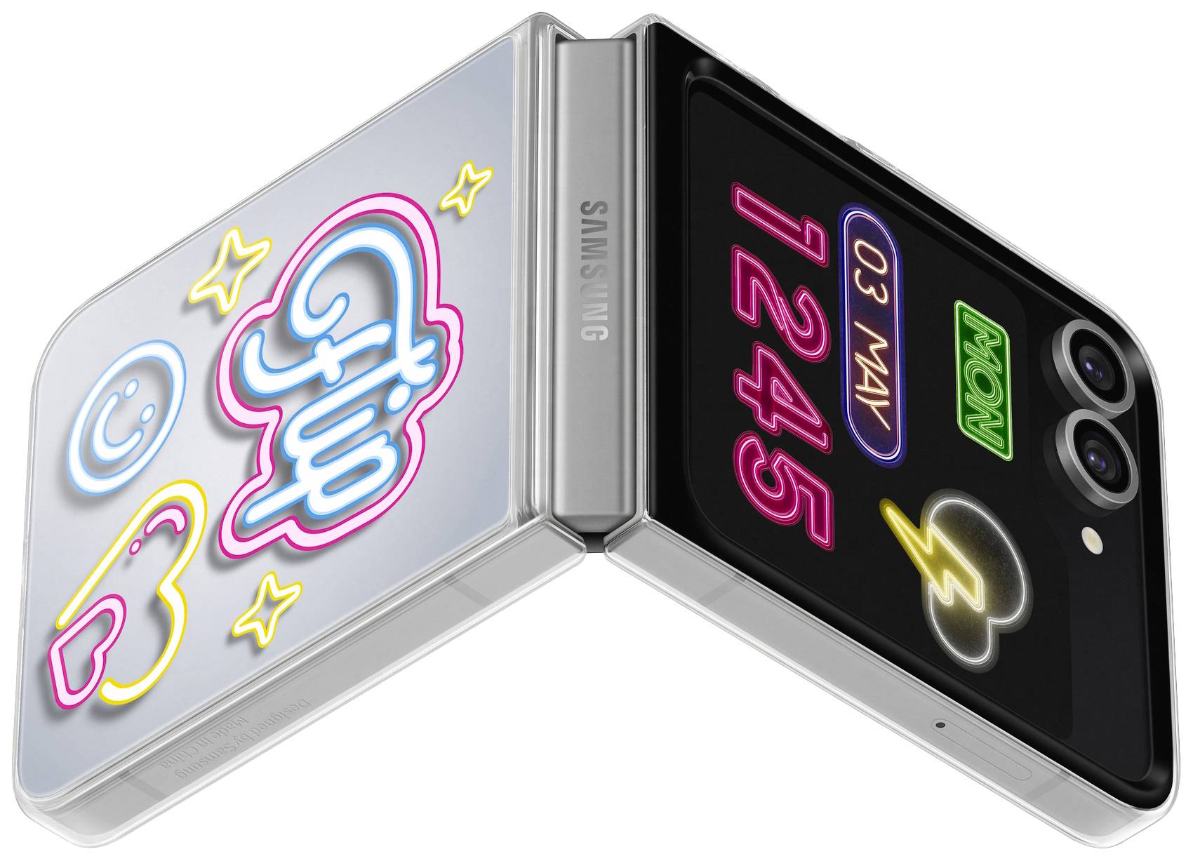 Een opengevouwen klaptelefoon met neonkleurige stickers aan de ene kant en een display met tijd, datum en batterijniveau aan de andere kant.