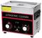 Een ultrasone reiniger met knoppen voor temperatuurinstelling en timer. Zwarte voorkant met rode opdruk 'Ultrasonic Cleaner'.