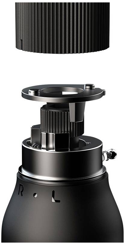 Een zwarte, gedemonteerde sluiter. Zichtbaar zijn tandwielen en de binnenkant van de sluiter.