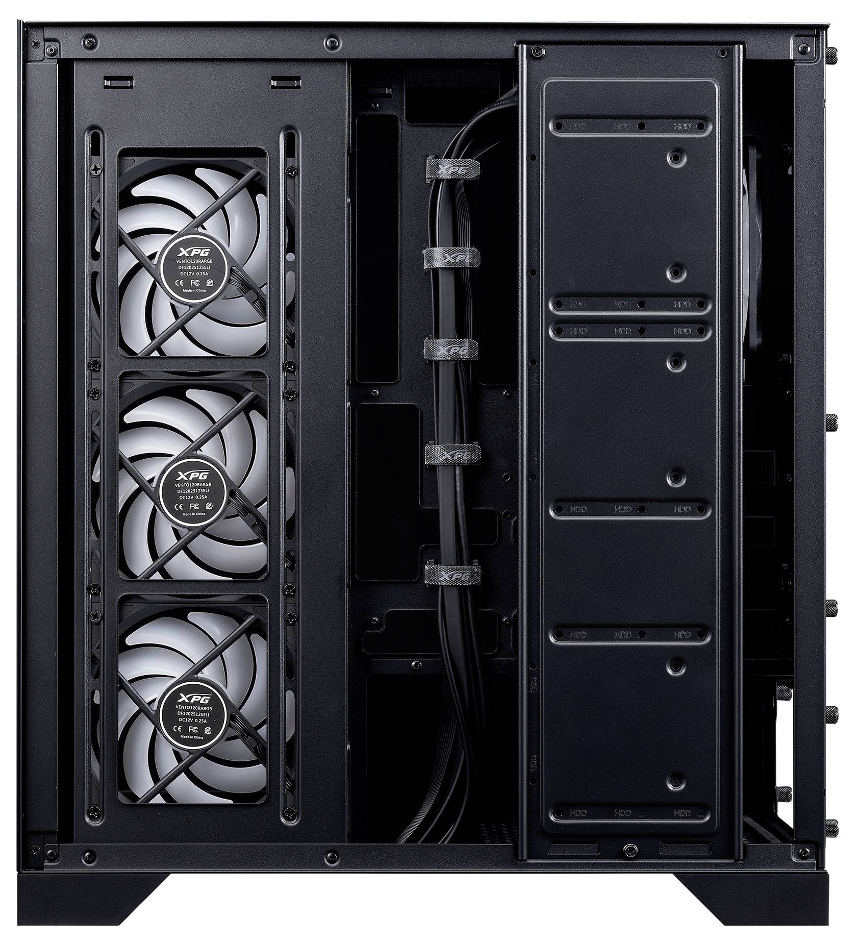 Behuizing van een desktopcomputer met drie geïnstalleerde ventilatoren aan de linkerkant en kabelbeheer aan de rechterkant.