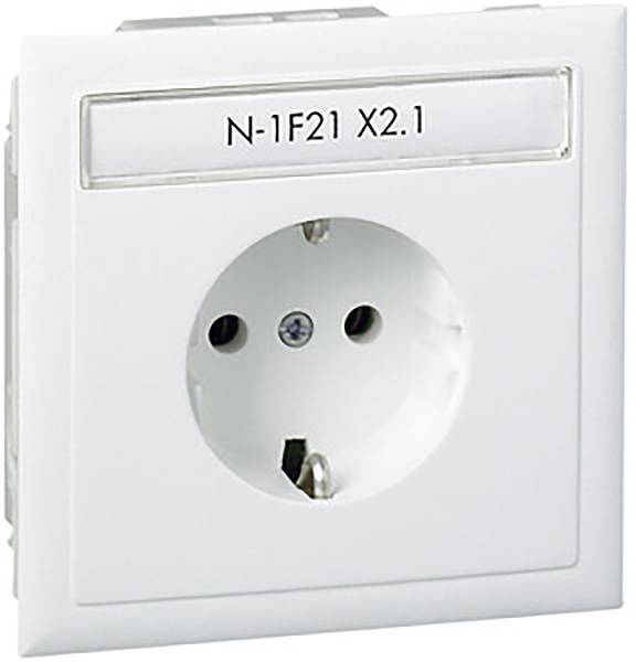 Witte stopcontact aan de muur met het opschrift 'N-1F21 X2.1' boven het stopcontact.