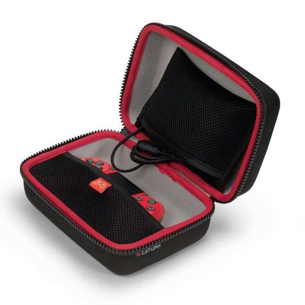 Een geopende zwarte en rode draagtas met netcompartimenten, met twee rode Joy-Con-controllers en een USB-kabel.
