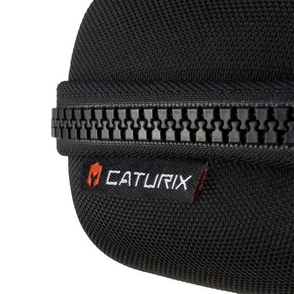Een zwarte etui met rits van het merk Caturix. Het logo is in het rood op de etui geborduurd.