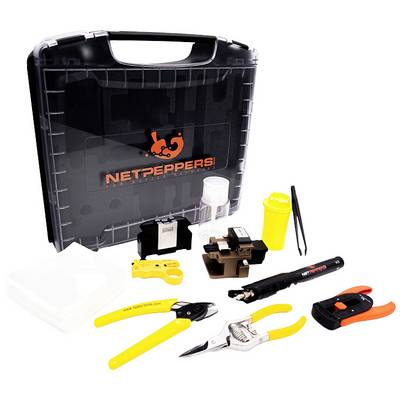 Gereedschapskoffer met verschillende gereedschappen: kabelknippers, striptang, krimptang en andere gereedschappen voor kabelbewerking.
