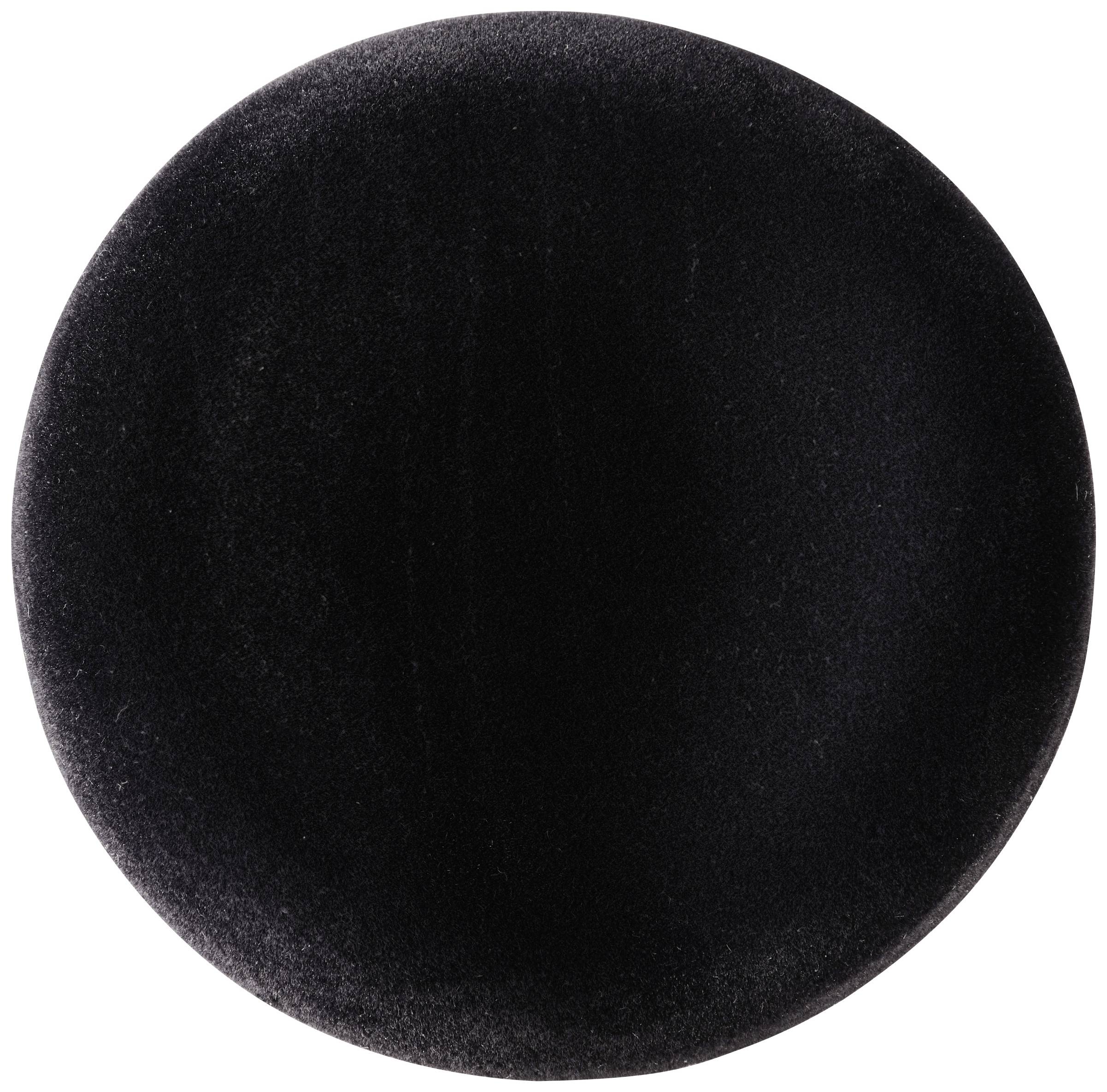 Een zwarte, ronde vilten hoed, gezien van bovenaf.