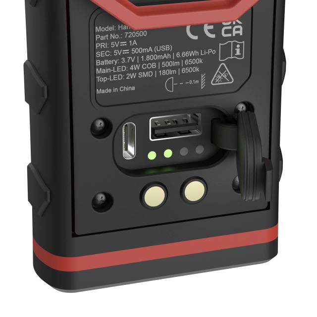 Achterkant van een draagbaar apparaat met USB-poort, LED-lampjes, laadaanduiding en technische gegevens zoals modelnummer en spanning.