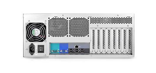 De achterkant van een computerbehuizing met ventilatoren, stroomaansluiting, netschakelaar en meerdere uitbreidingssleuven.